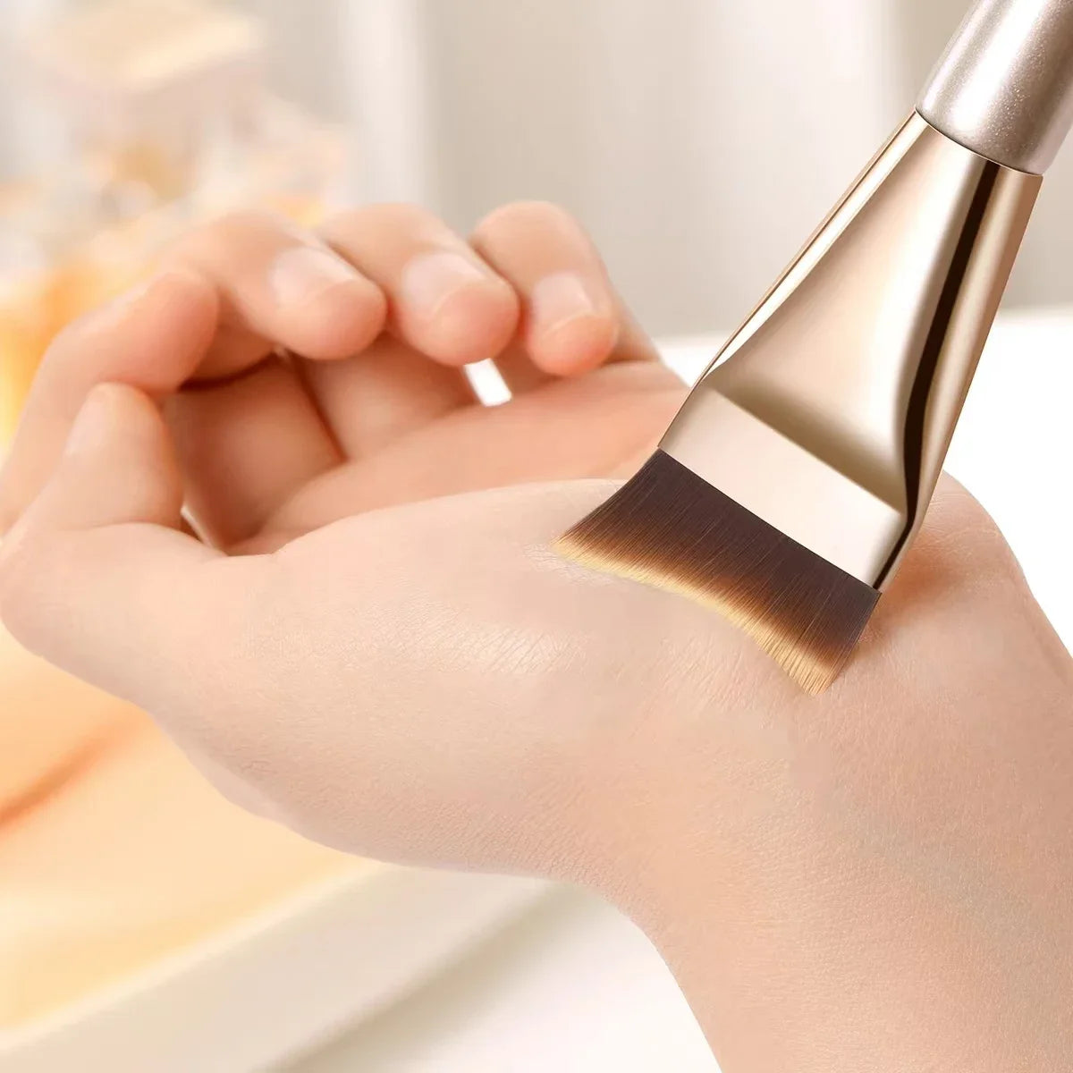 Arc-shaped Flat-head Ultra-thin Foundation Brush, Paint-free And Traceless Foundation Liquid Brush, Professional